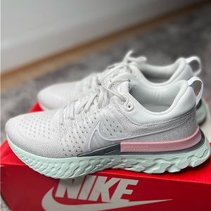 NEW Nike React Infinity Run Flyknit 2 "Platinum Tint/White-Barely Green"